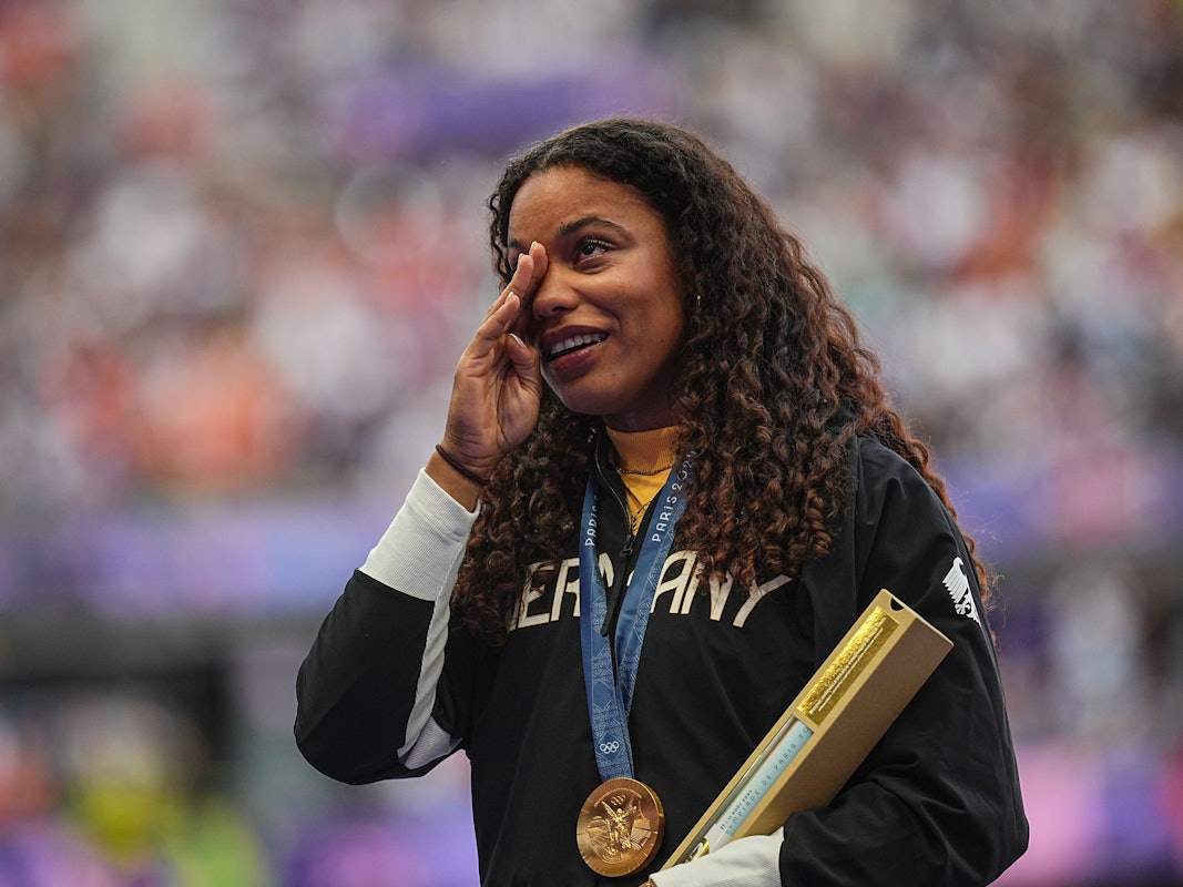 Yemisi Ogunleye, Olympiasiegerin im Kugelstoßen, weint bei der Siegerehrung.
