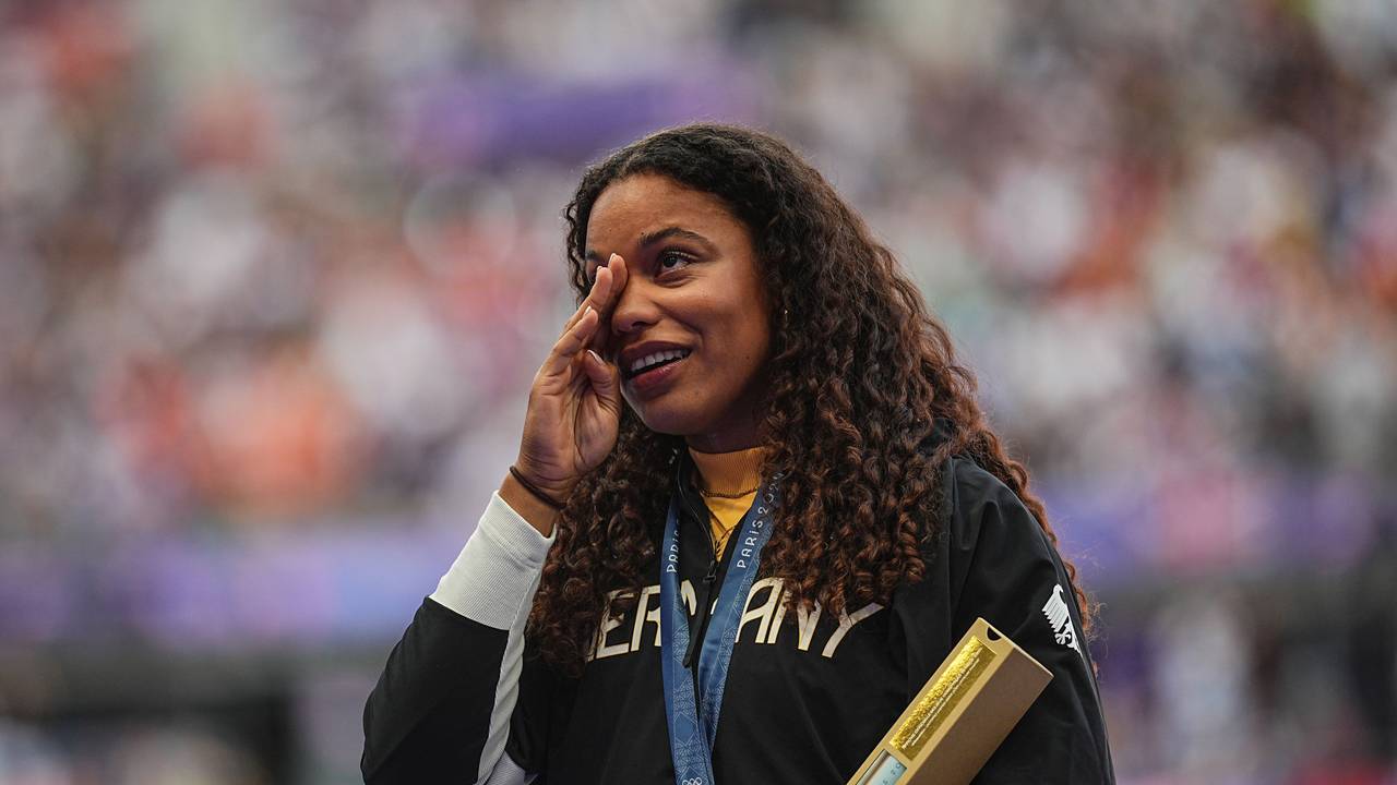 Yemisi Ogunleye, Olympiasiegerin im Kugelstoßen, weint bei der Siegerehrung.
