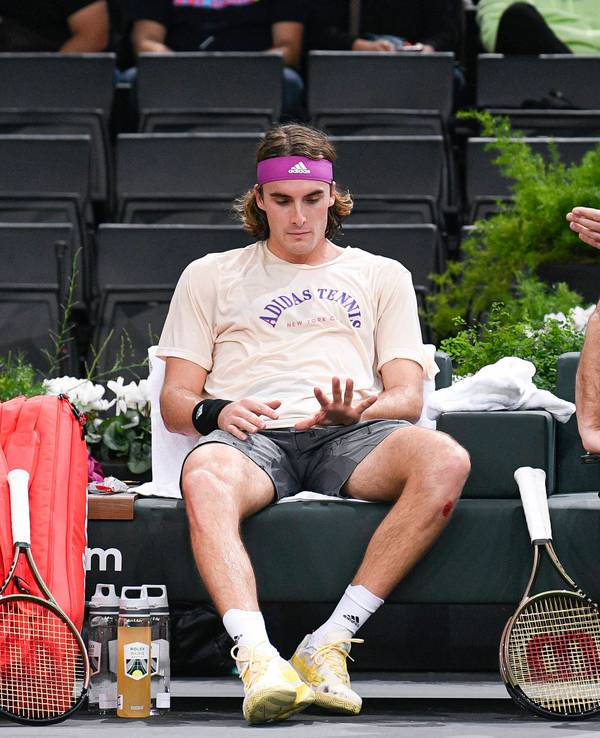 Vater Apostolos redet auf Stefanos Tsitsipas ein.