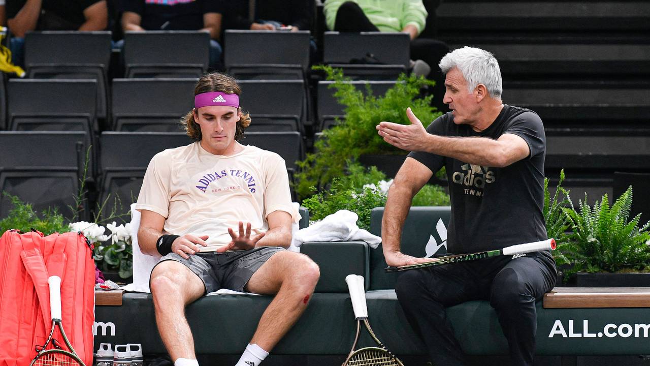 Vater Apostolos redet auf Stefanos Tsitsipas ein.