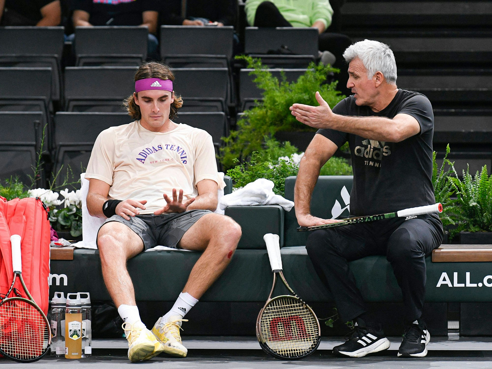 Vater Apostolos redet auf Stefanos Tsitsipas ein.