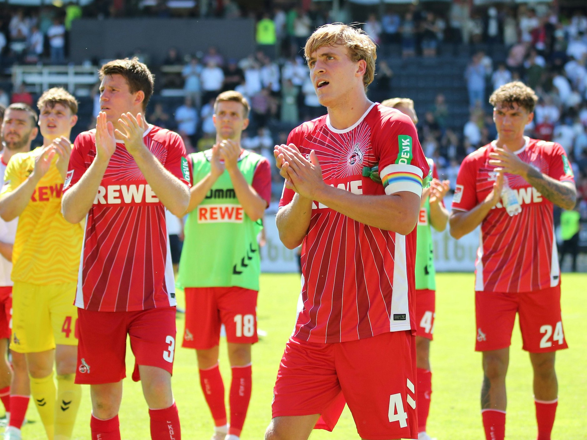 Kapitän Timo Hübers applaudiert den mitgereisten FC-Fans in Elversberg.
