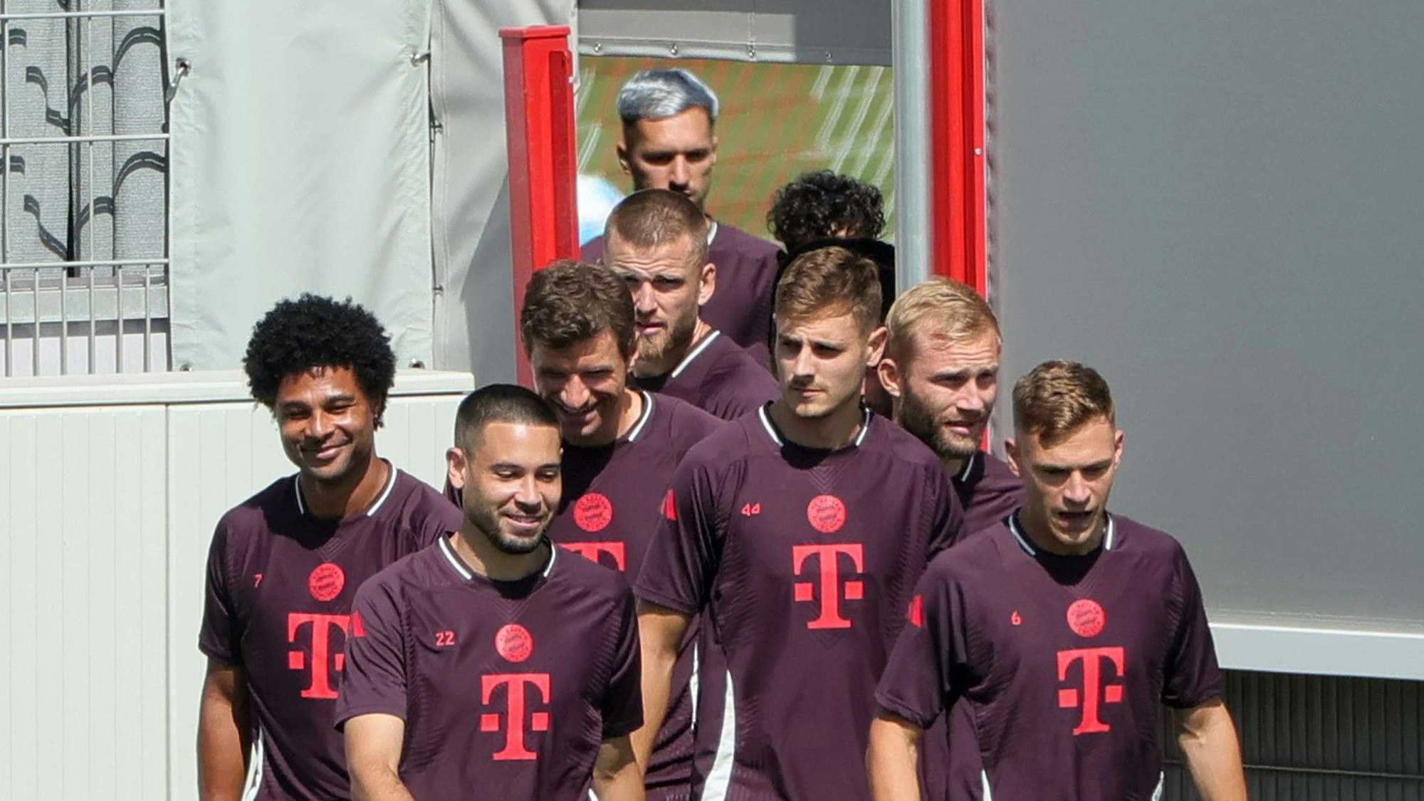 Bryan Zaragoza geht in einer Gruppe mit zahlreichen Stars des FC Bayern München auf den Trainingsplatz.