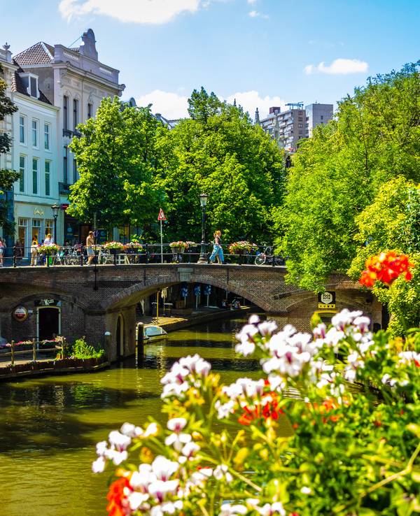 Die Oudegracht im Zentrum von Utrecht lockt mit traditionellen Giebelhäusern und schönen Cafés.