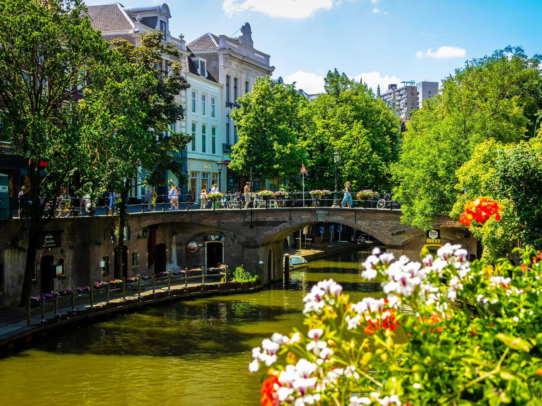 Die Oudegracht im Zentrum von Utrecht lockt mit traditionellen Giebelhäusern und schönen Cafés.