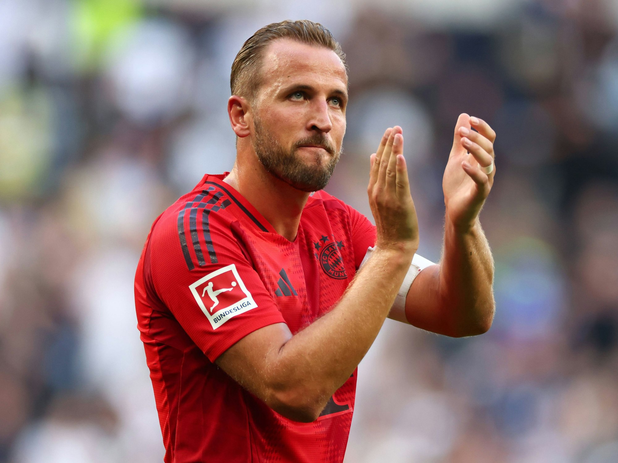Harry Kane applaudiert.