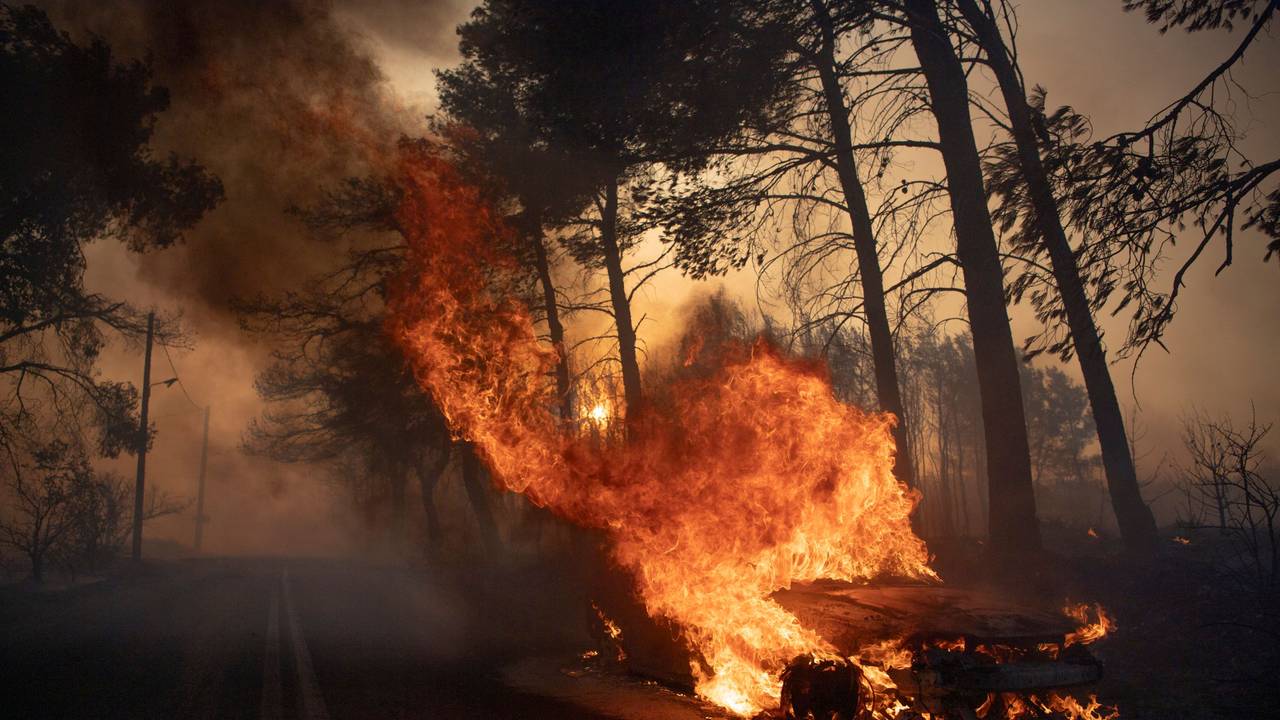 Ein Auto brennt während eines Waldbrandes im Dorf Varnava.