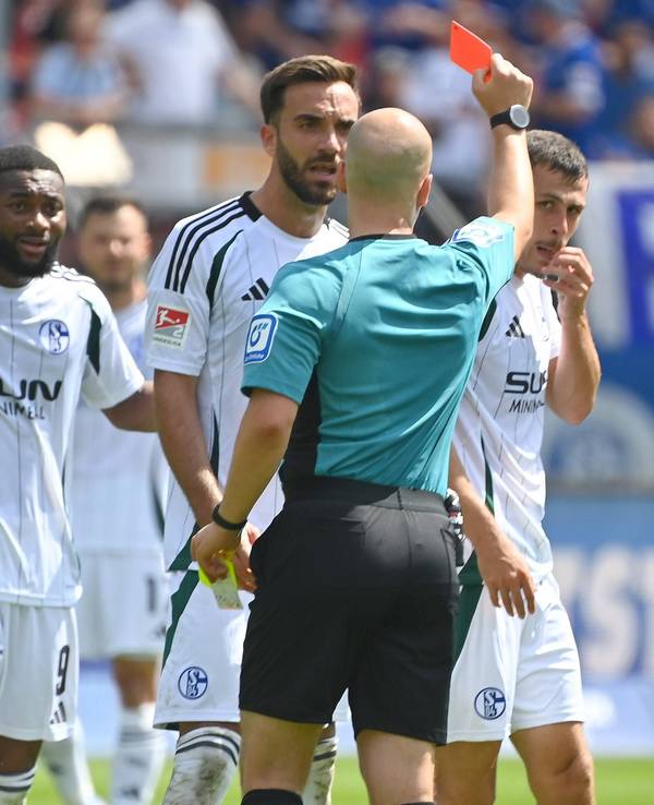 Ron Schallenberg (r.) sieht in Nürnberg die Gelb-Rote Karte.