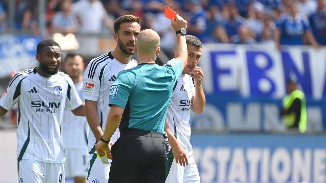 Ron Schallenberg (r.) sieht in Nürnberg die Gelb-Rote Karte.