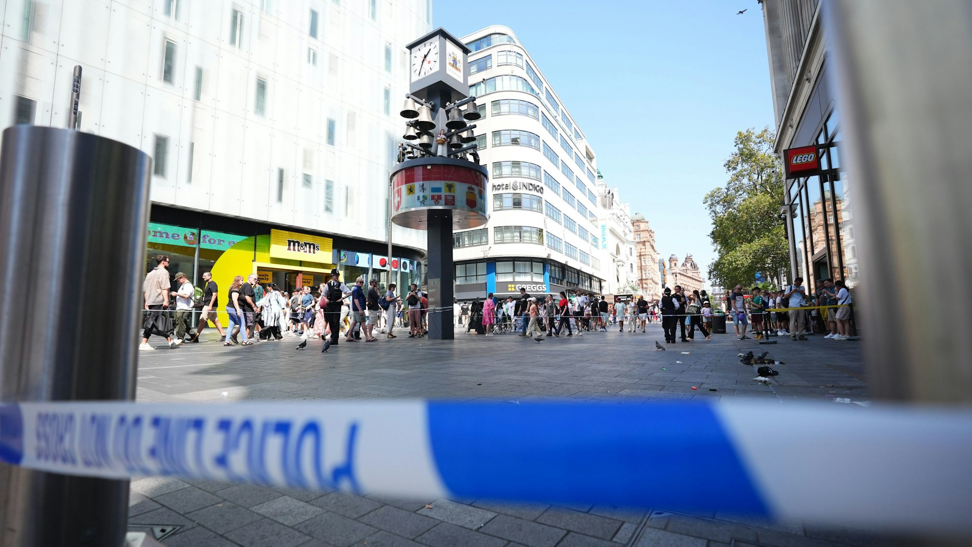 Die Polizei steht am Tatort eines Messerangriffs am Leicester Square