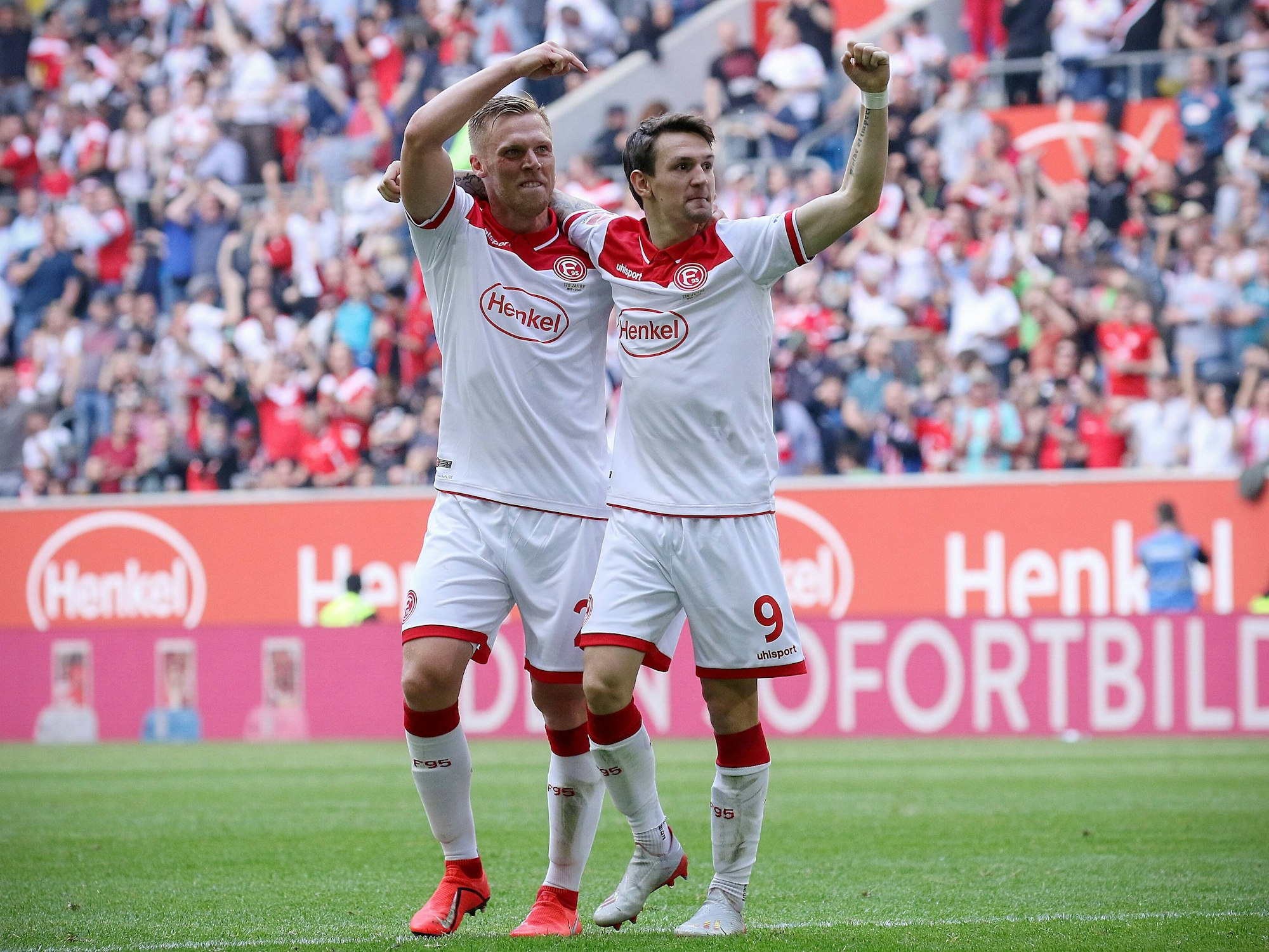 Benito Raman jubelt mit seinem Ex-Teamkollegen Rouwen Hennings.