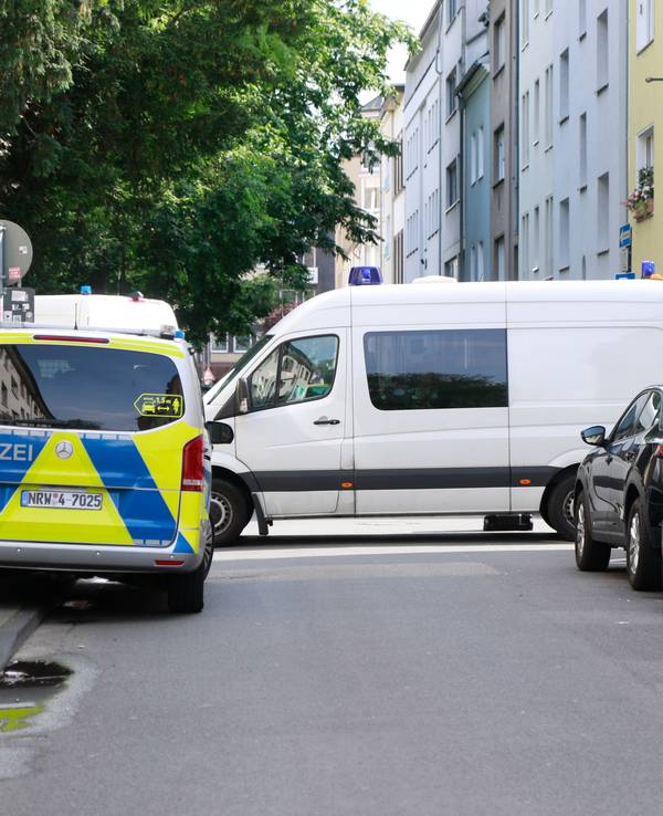 Streifenwagen der Polizei steht am Straßenrand während eines Einsatzes.