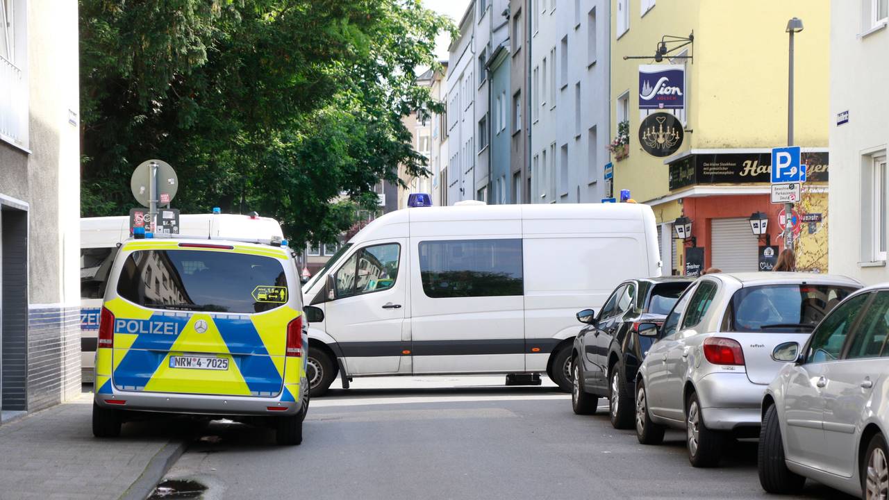 Streifenwagen der Polizei steht am Straßenrand während eines Einsatzes.