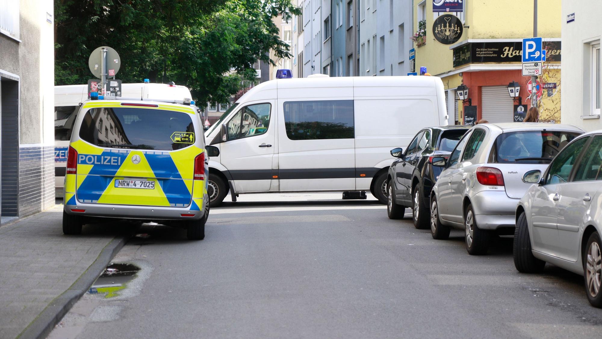 Ein Polizeifahrzeug steht vor einem Haus.