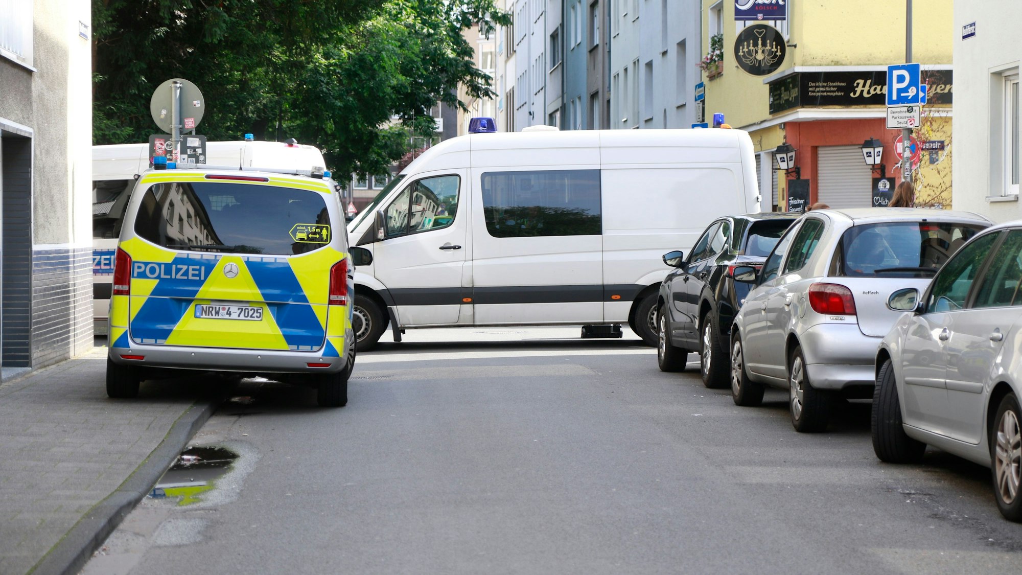 Ein Polizeifahrzeug steht vor einem Haus.