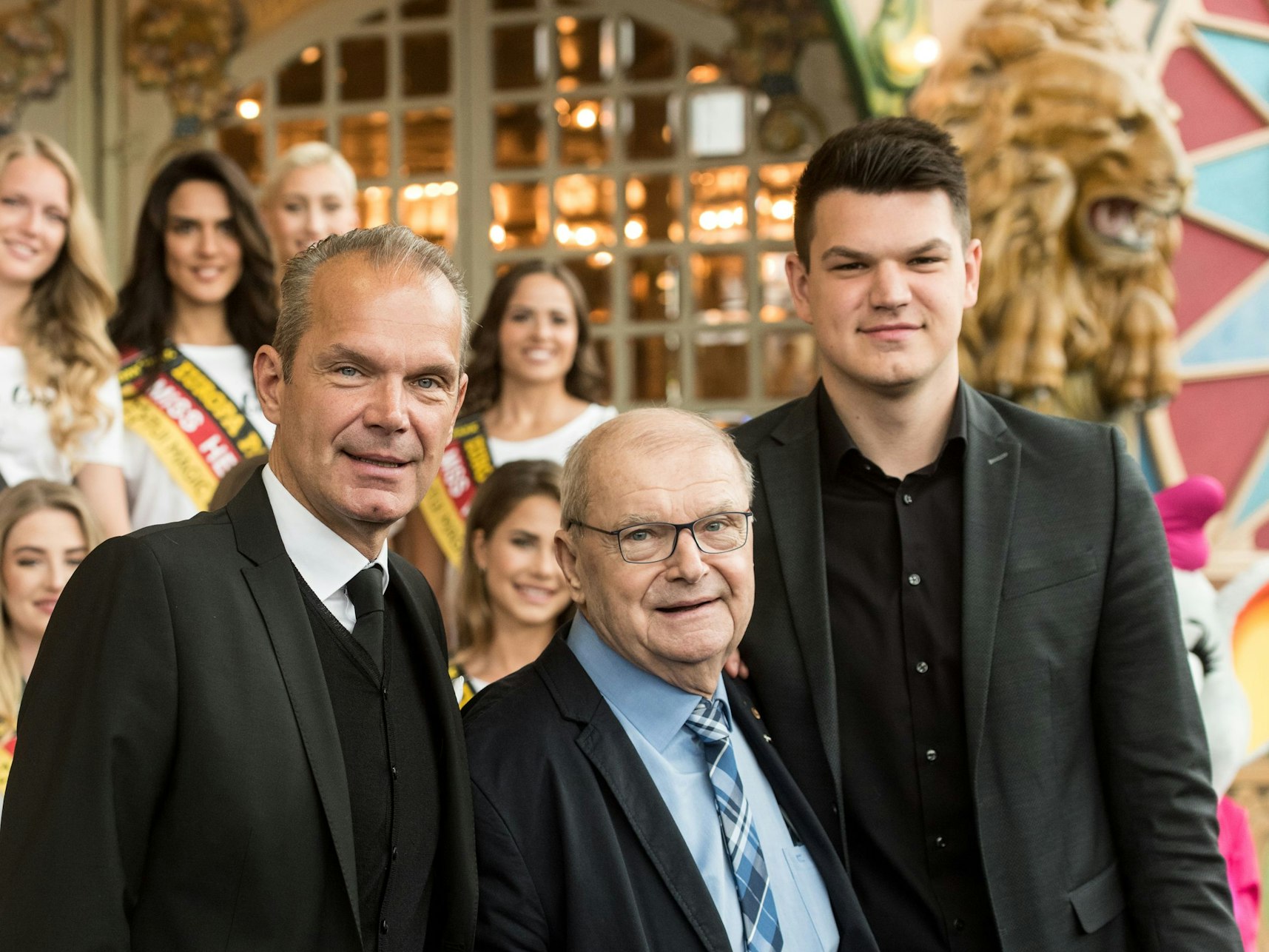 Ralf, Horst und Max Klemmer stehen vor den Kandidatinnen zur Wahl der Miss Germany 2018 im Europa-Park Rust.