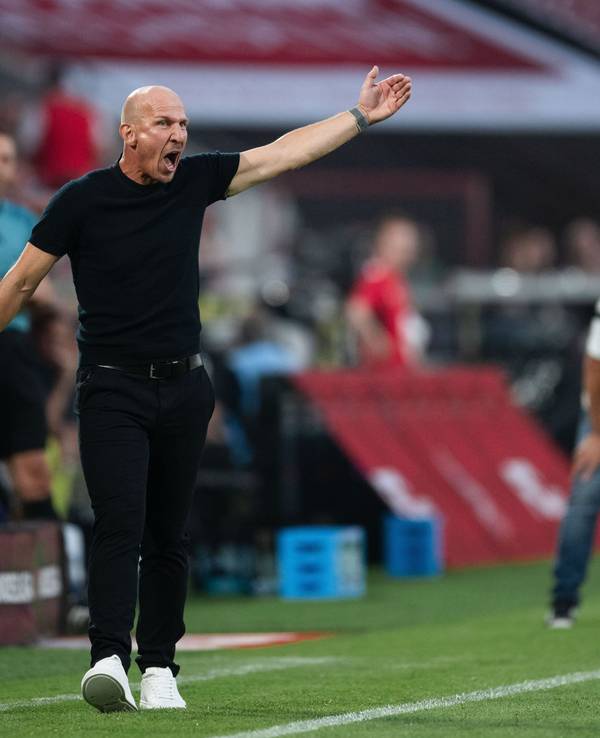 Kölns Trainer Gerhard Struber gestikuliert an der Seitenlinie beim Duell mit dem Hamburger SV.