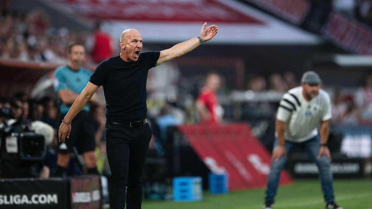 Kölns Trainer Gerhard Struber gestikuliert an der Seitenlinie beim Duell mit dem Hamburger SV.