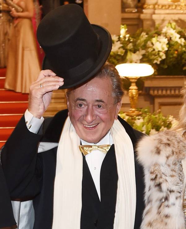 „Mörtel“ und „Spatzi“: Baumeister Richard Lugner kommt mit seiner Ehefrau Cathy Schmitz am 12. Februar 2015 in Wien (Österreich) zum Opernball in die Wiener Staatsoper.