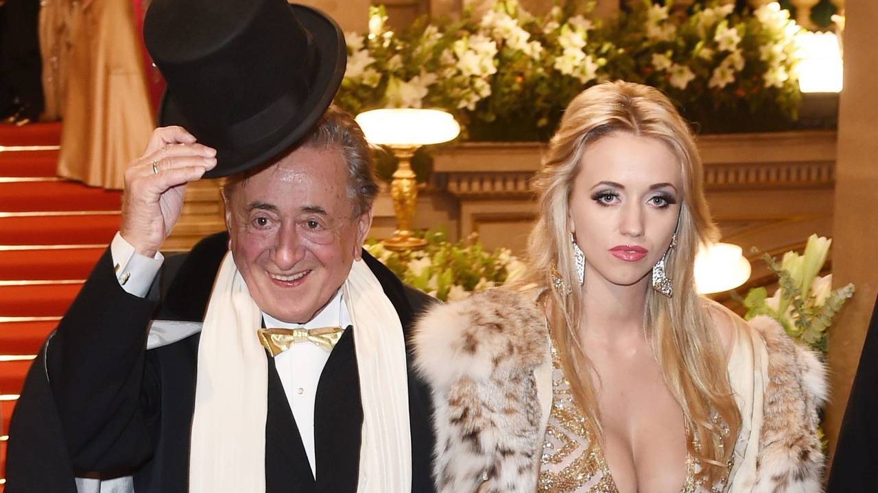 „Mörtel“ und „Spatzi“: Baumeister Richard Lugner kommt mit seiner Ehefrau Cathy Schmitz am 12. Februar 2015 in Wien (Österreich) zum Opernball in die Wiener Staatsoper.