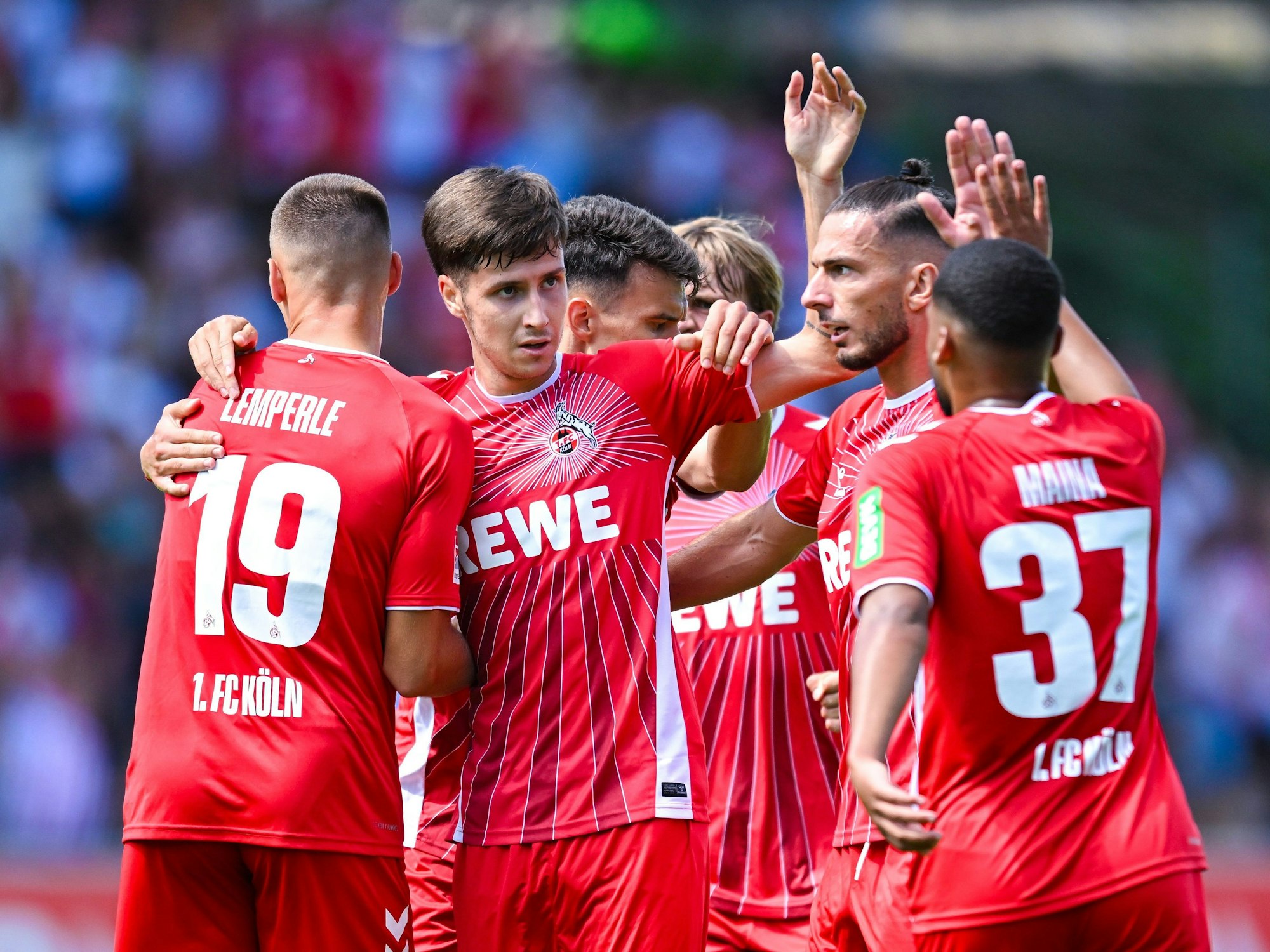 Denis Huseinbasic von Köln (M) bejubelt seinen Treffer zum 0:1 mit seinen Teamkollegen.