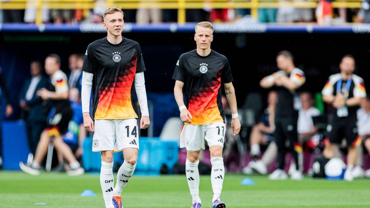 Maximilian Beier mit seinem Nationalmannschaftskollegen Chris Führich beim Aufwärmen.