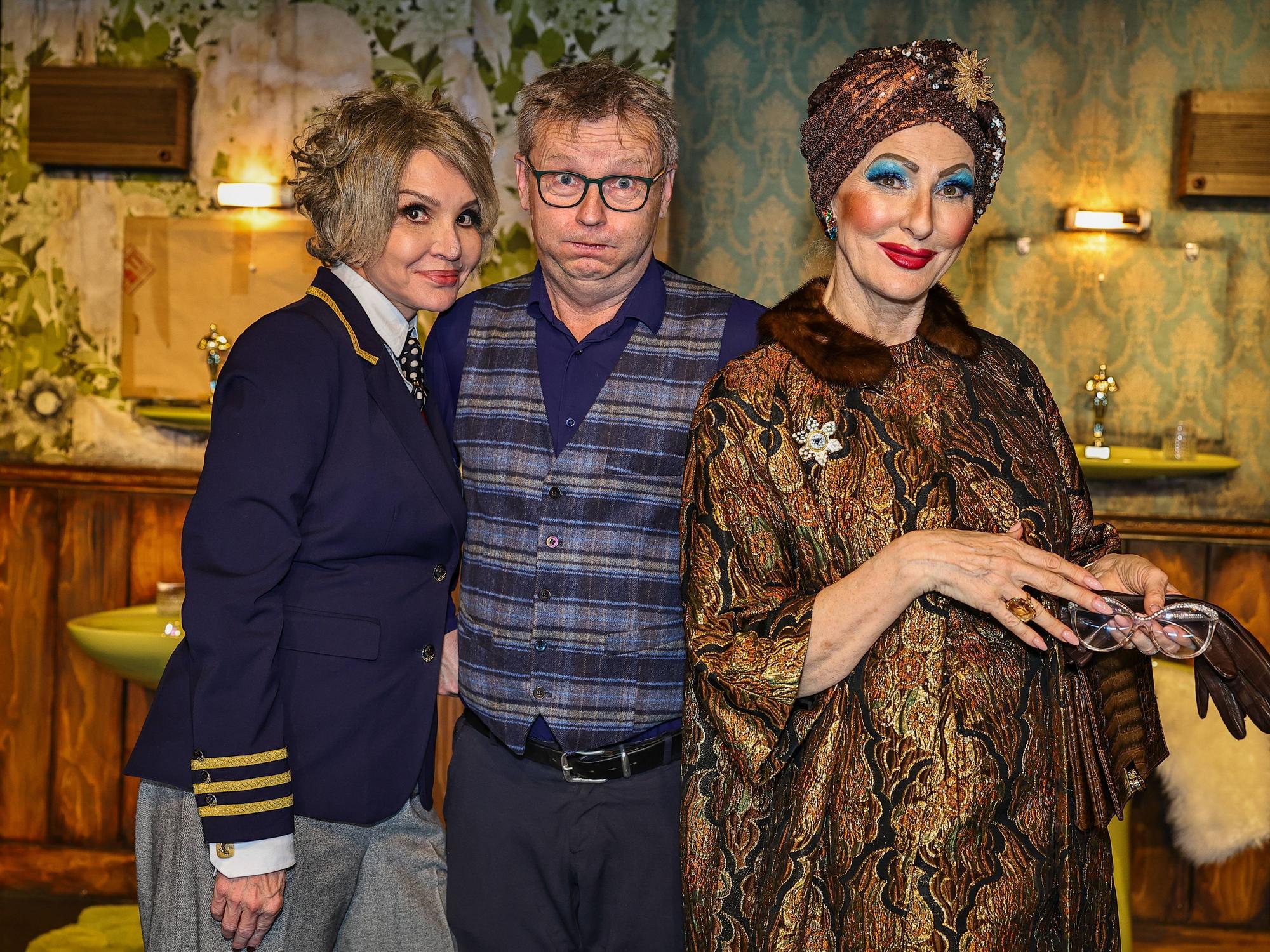 Anouschka Renzi als Bette (hier mit Theaterdirektor Rene Heinersdorff im Theater an der Kö Düsseldorf) steht aktuell in München gemeinsam mit Désirée Nick als Joan auf der Bühne.