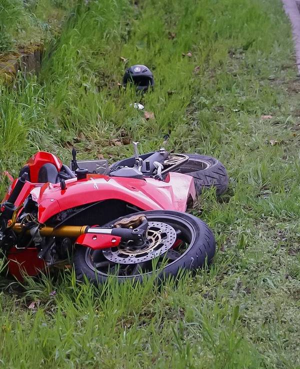 Ein Motorrad liegt im Seitenstreifen.