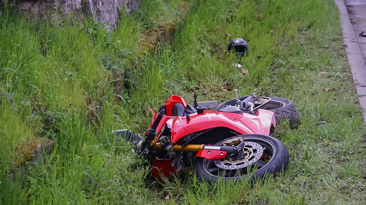 Ein Motorrad liegt im Seitenstreifen.