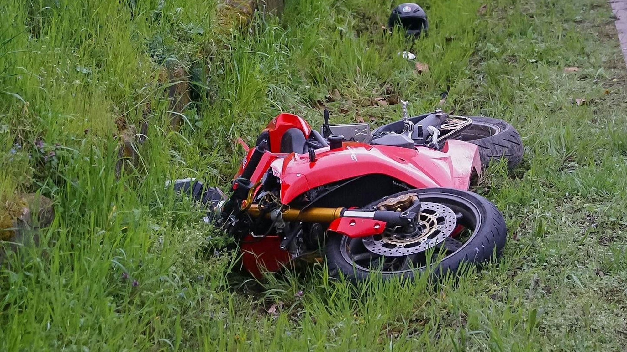 Ein Motorrad liegt im Seitenstreifen.