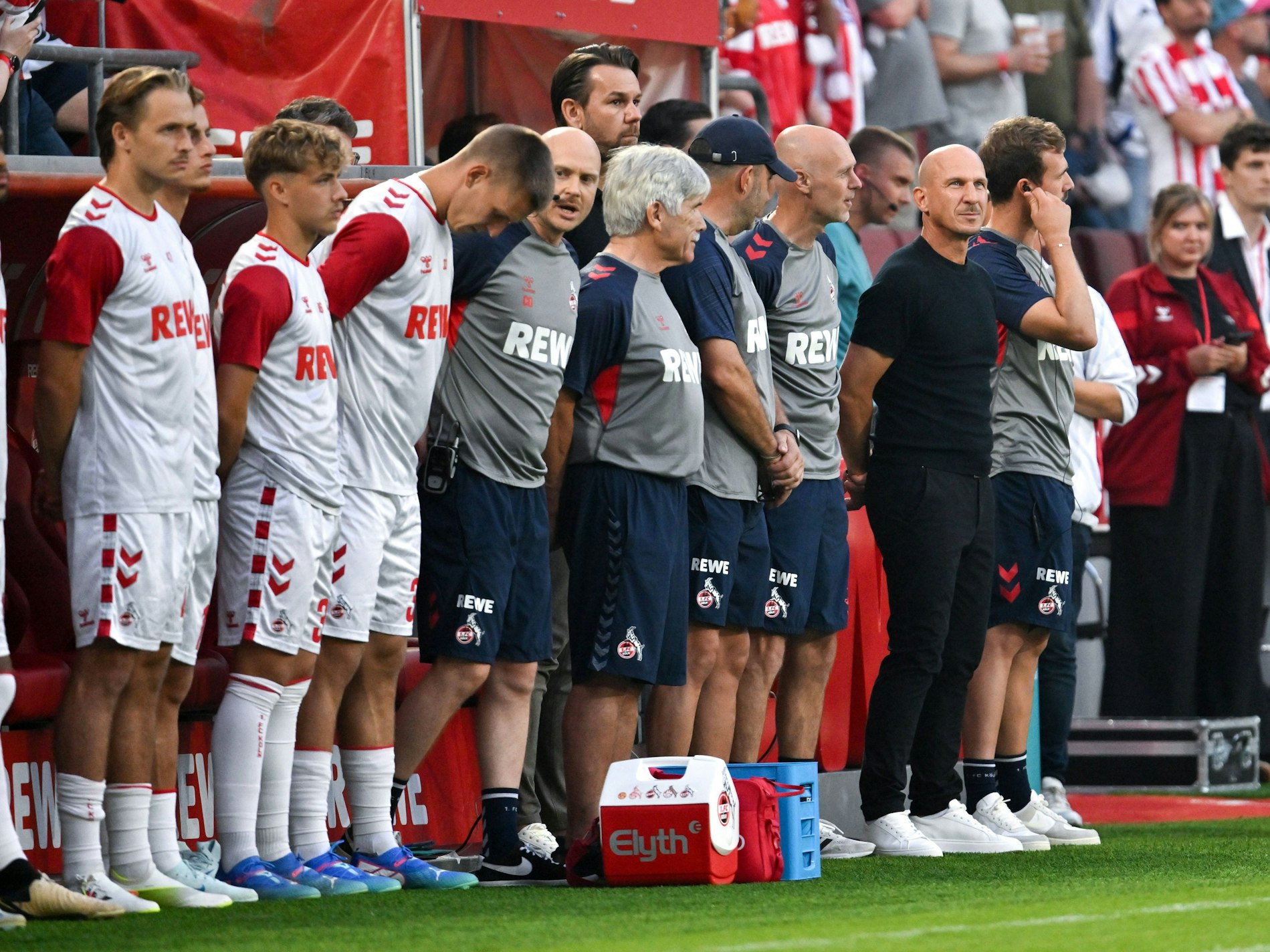 Trainer Gerhard Struber vor dem Anpfiff mit seinem Staff und den Ersatzspielern.