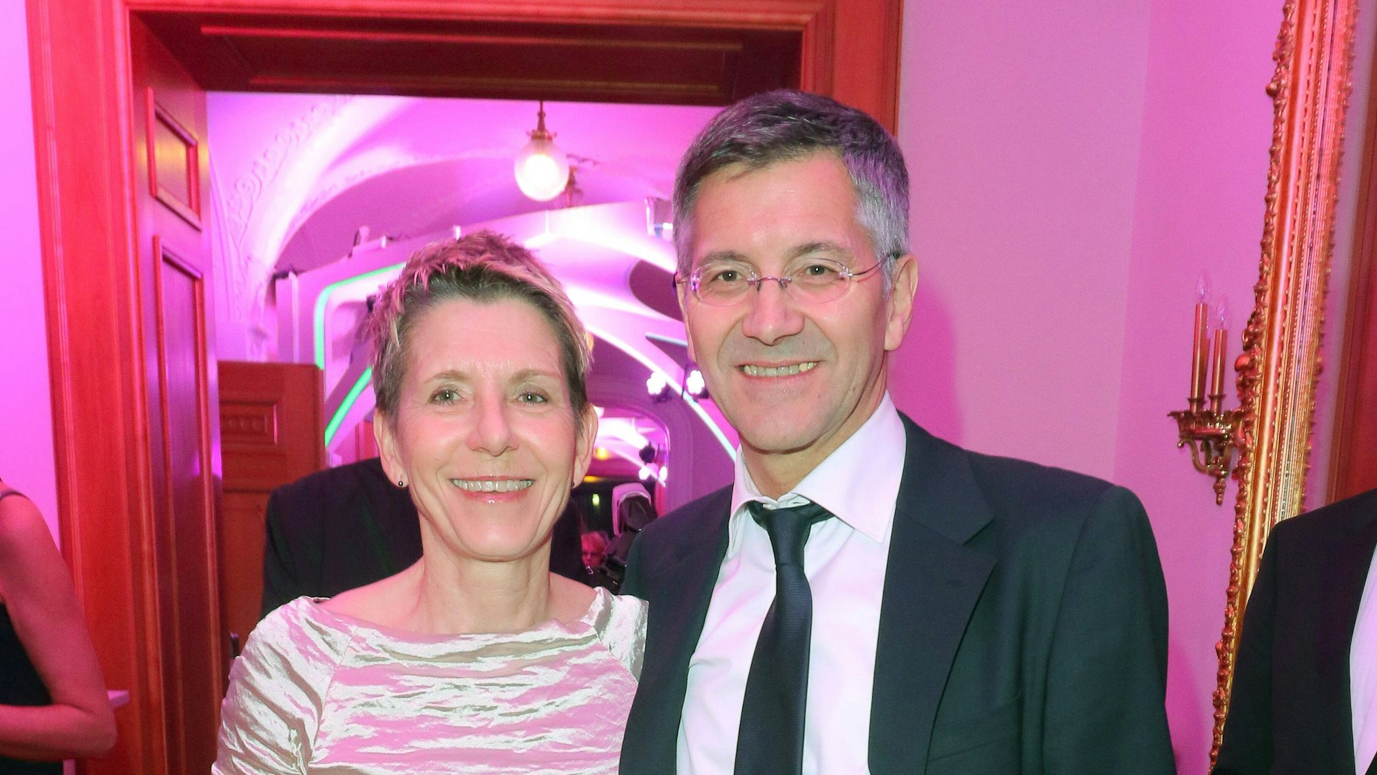 Herber Hainer und Ehefrau Angelika Arm in Arm beim Ball des Sport 2016.