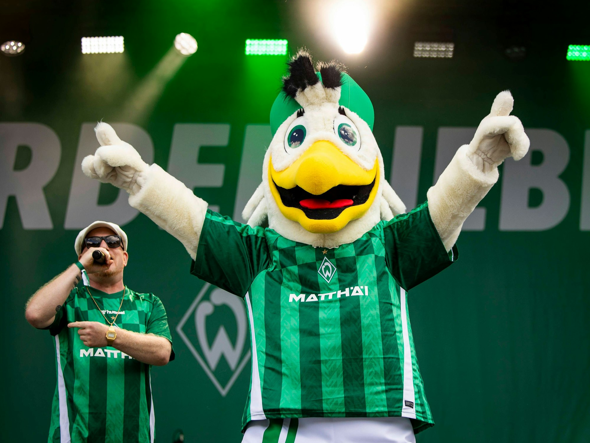 Das neue Maskottchen von Werder Bremen: Möwe Toni präsentiert sich am 11. August 2024 den Fans.
