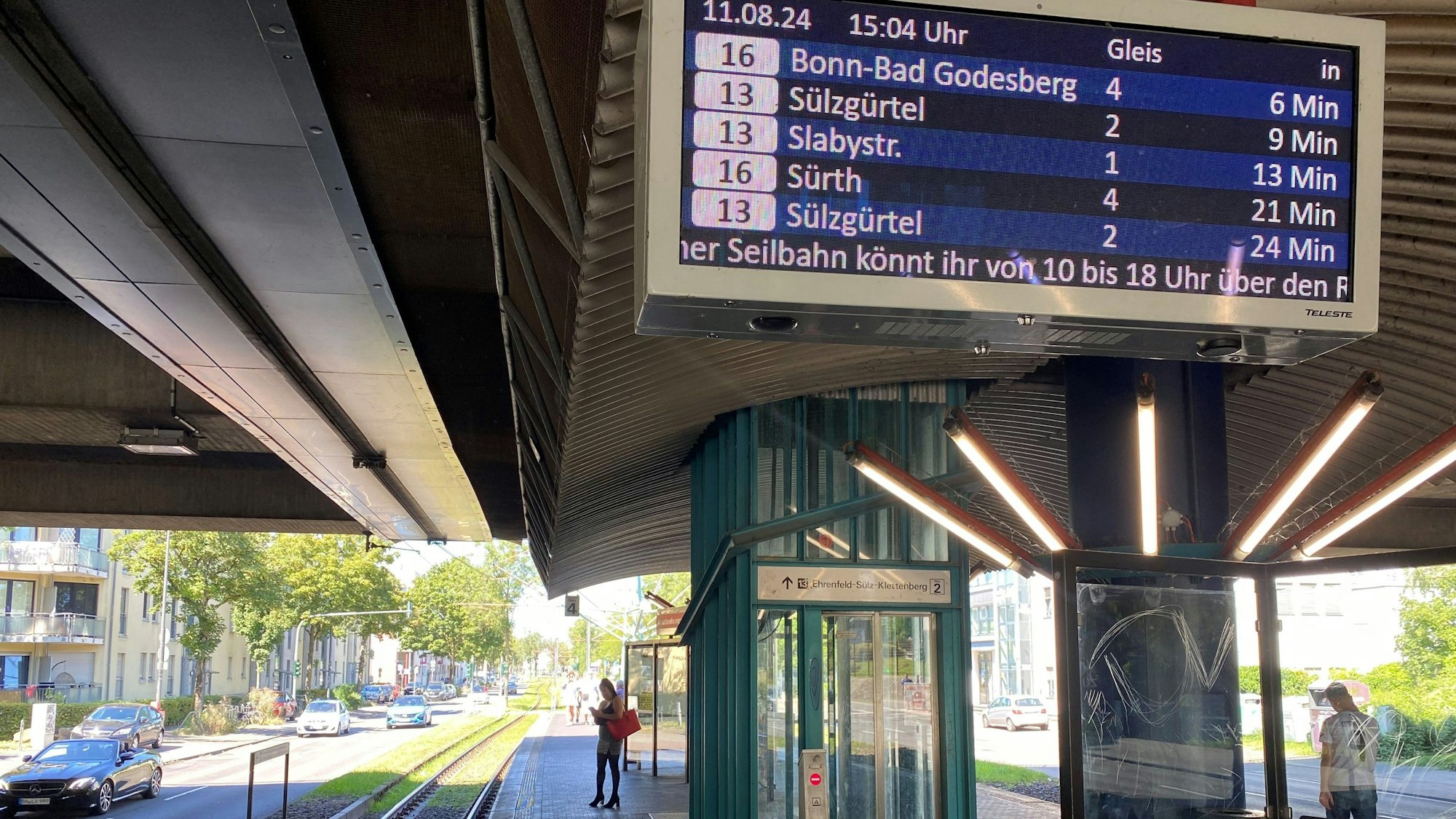 Die Haltestelle Amsterdamer Straße mit einem Digitalen Fahrgastanzeiger (DFI)