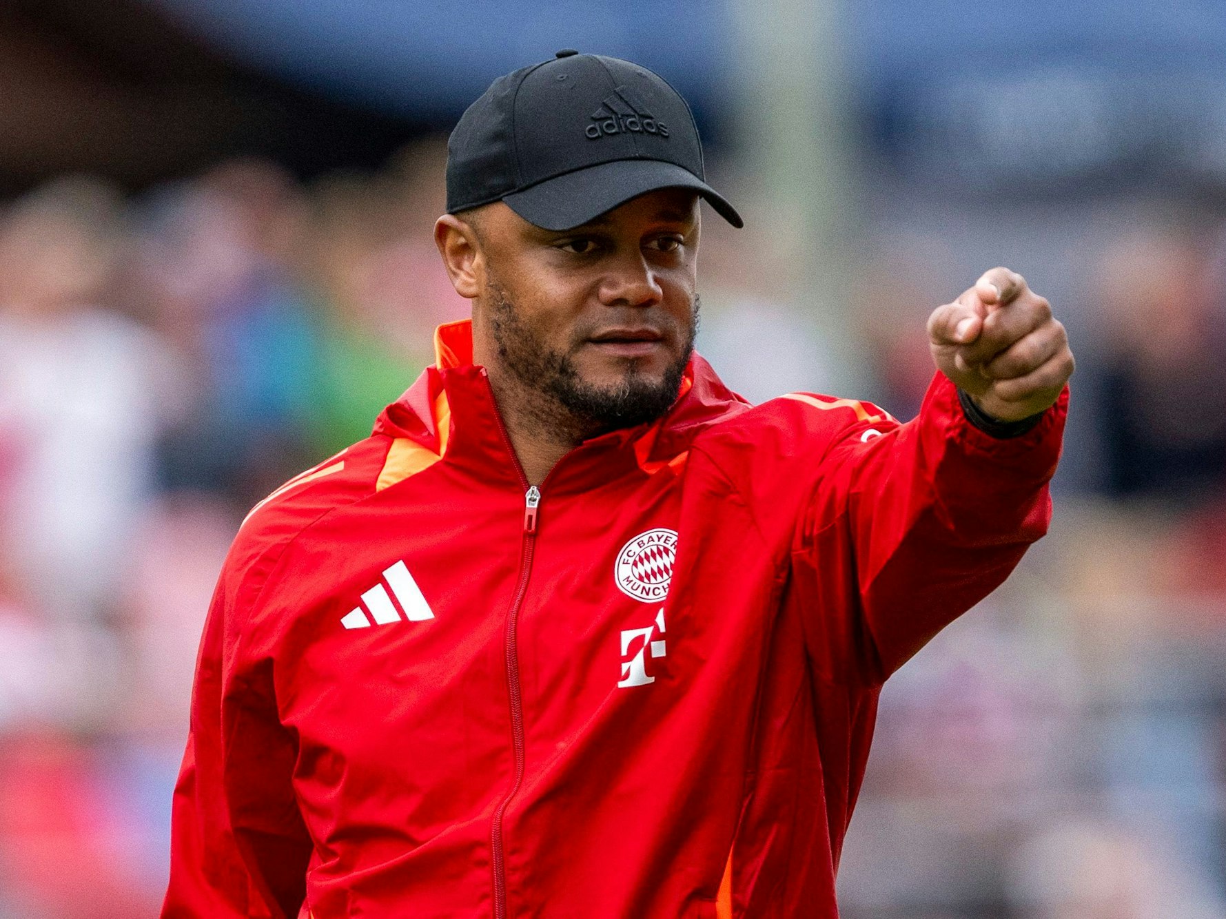 Vincent Kompany gibt während des Trainingslagers in Rottach-Egern Anweisungen.