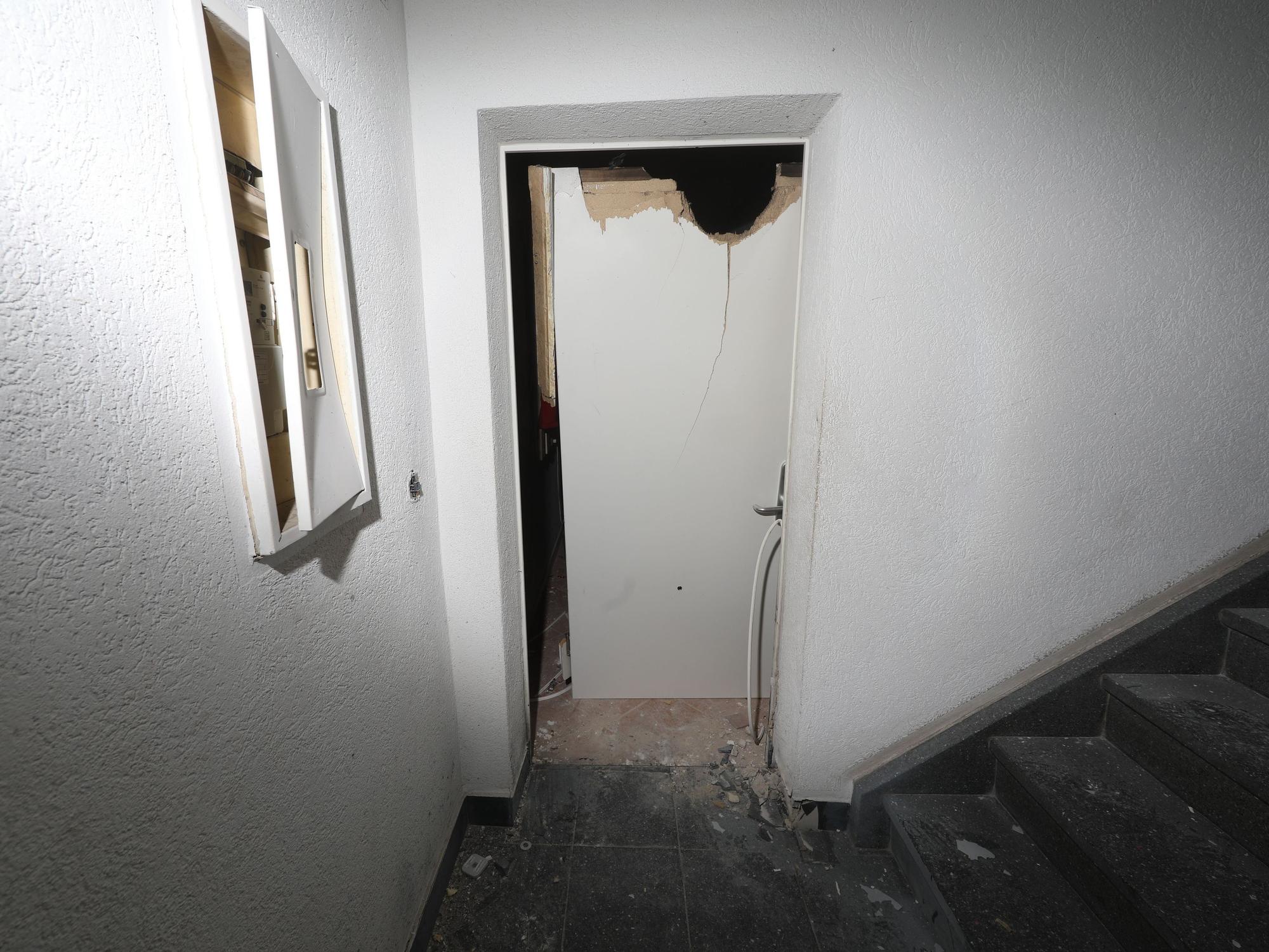Diese Türe innerhalb des Gebäudes wurde durch die Druckwelle der Detonation zerstört.