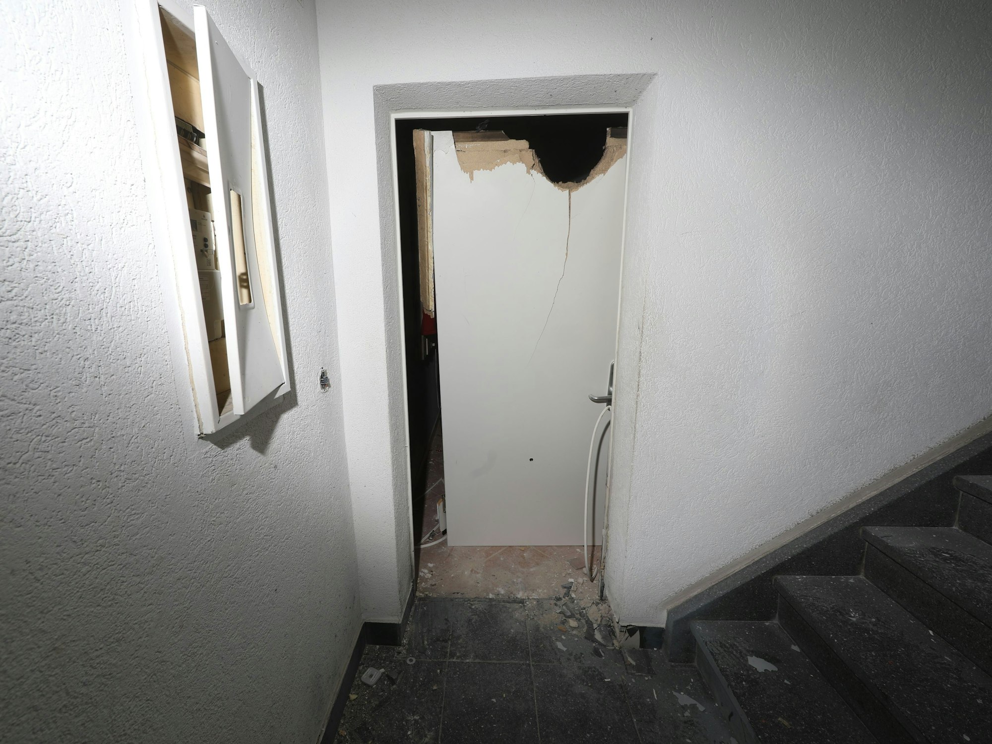 Diese Türe innerhalb des Gebäudes wurde durch die Druckwelle der Detonation zerstört.