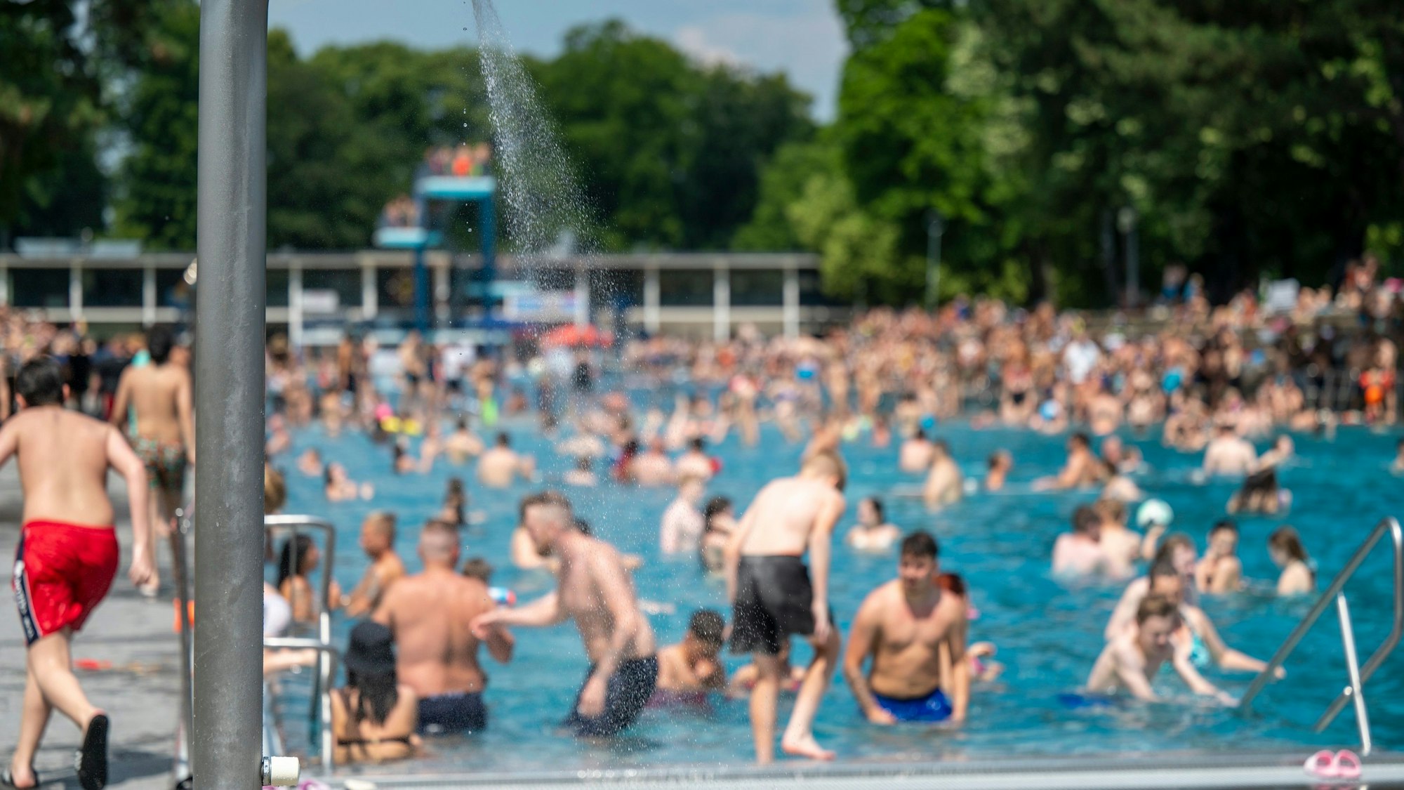 10.06.2023, Köln: Das Stadionbad ist ein beliebtes Freibad. Foto: Uwe Weiser