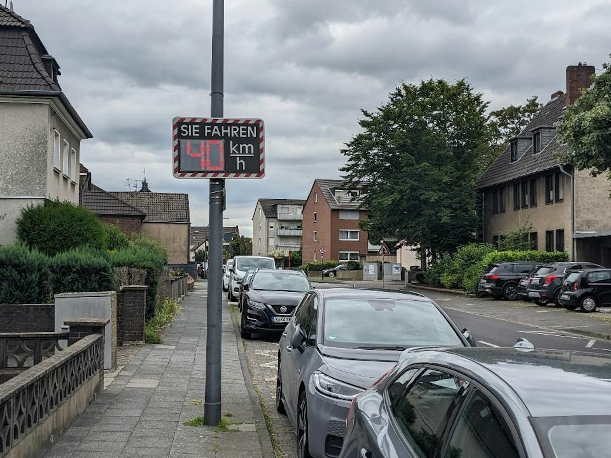 Diese Messtafel hatte die Eltern-Initiative in den drei Wochen vor den Sommerferien installiert.