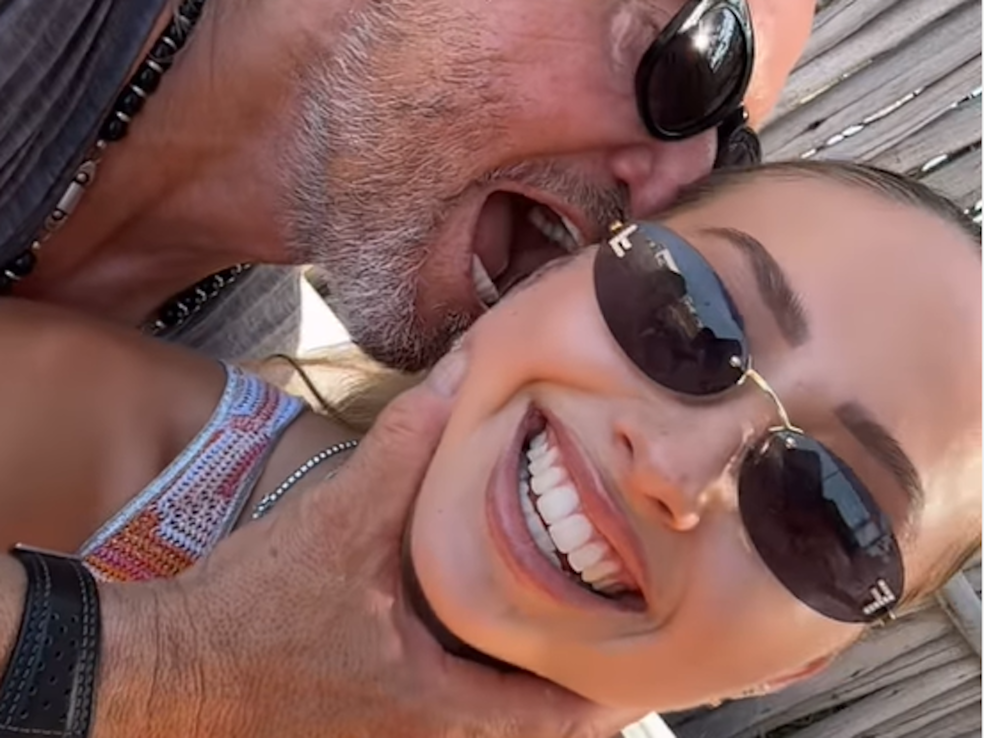 Robert Geiss beißt seiner Tochter Shania in einem Instagram-Video scherzhaft ins Ohr, viele Fans fanden die Aktion weniger lustig.