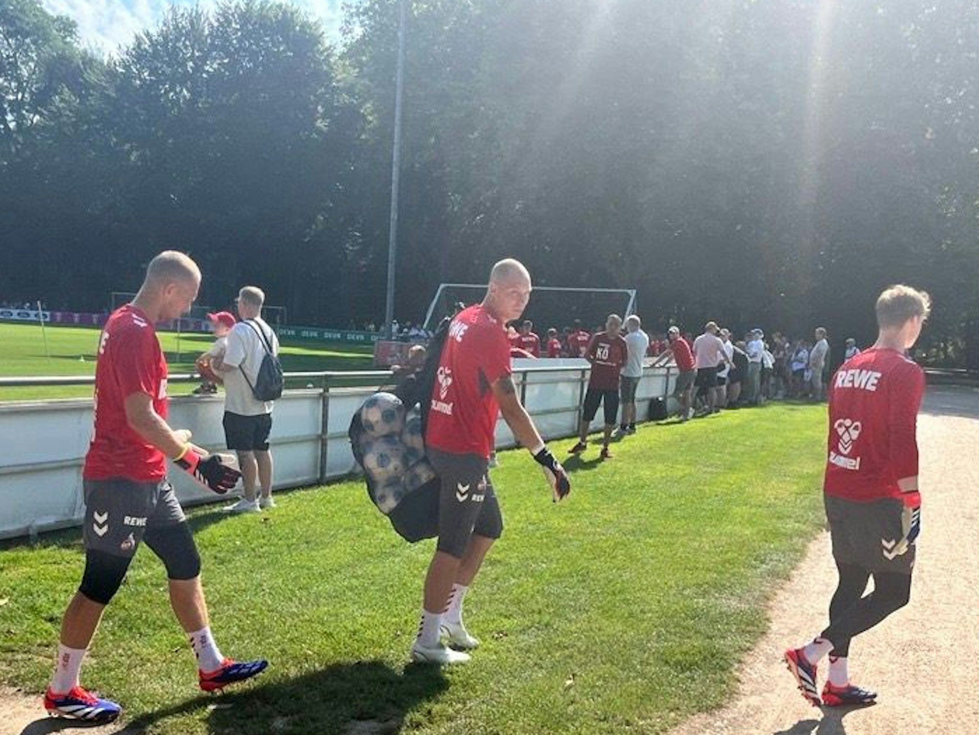 Marvin Schwäbe, Matthias Köbbing und Jonas Urbig am Dienstag (13. August 2024) auf dem Weg zum Training.