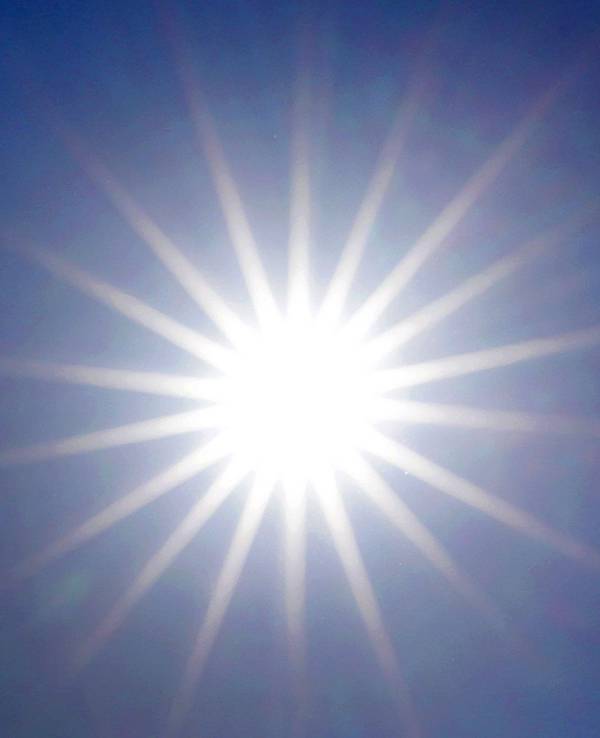 Die Sonne strahlt in Düsseldorf von einem wolkenlosen Himmel (Archivbild).