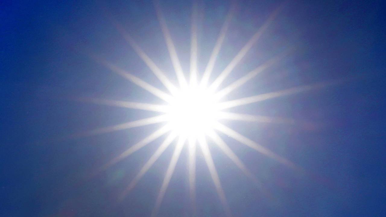 Die Sonne strahlt in Düsseldorf von einem wolkenlosen Himmel (Archivbild).