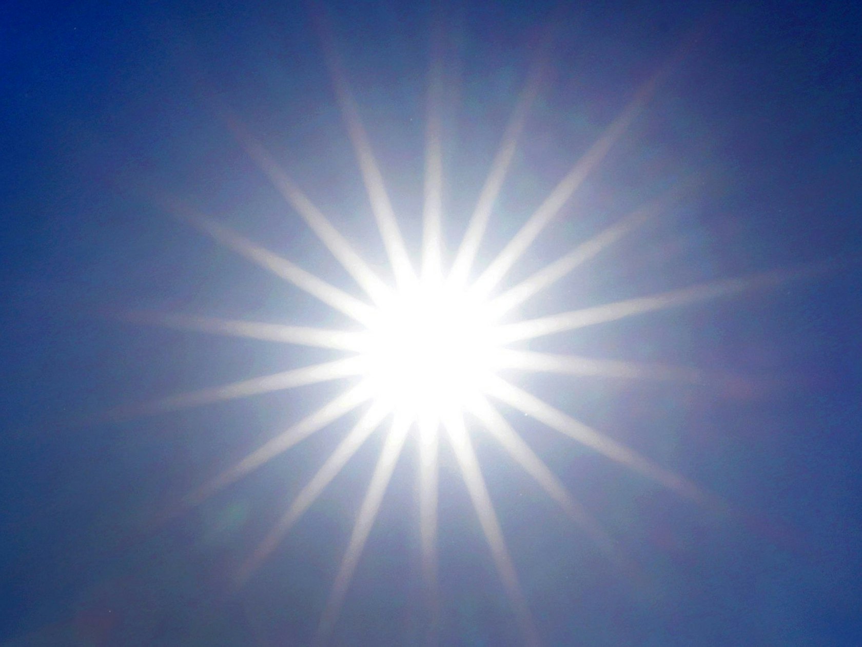 Die Sonne strahlt in Düsseldorf von einem wolkenlosen Himmel (Archivbild).