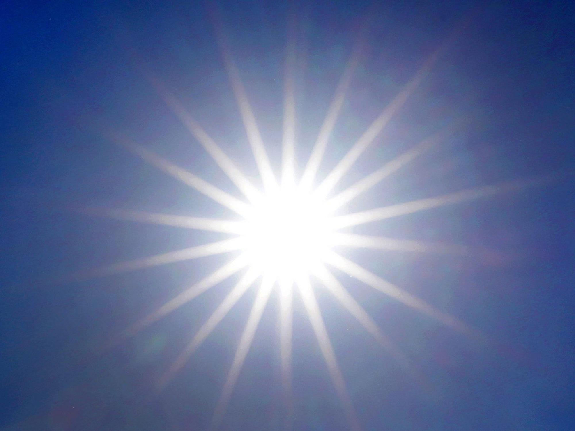 Die Sonne strahlt in Düsseldorf von einem wolkenlosen Himmel (Archivbild).