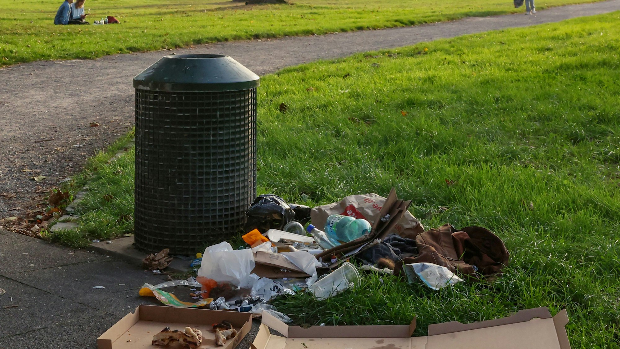 Müll neben der Mülltonne an der Deutzer Werft