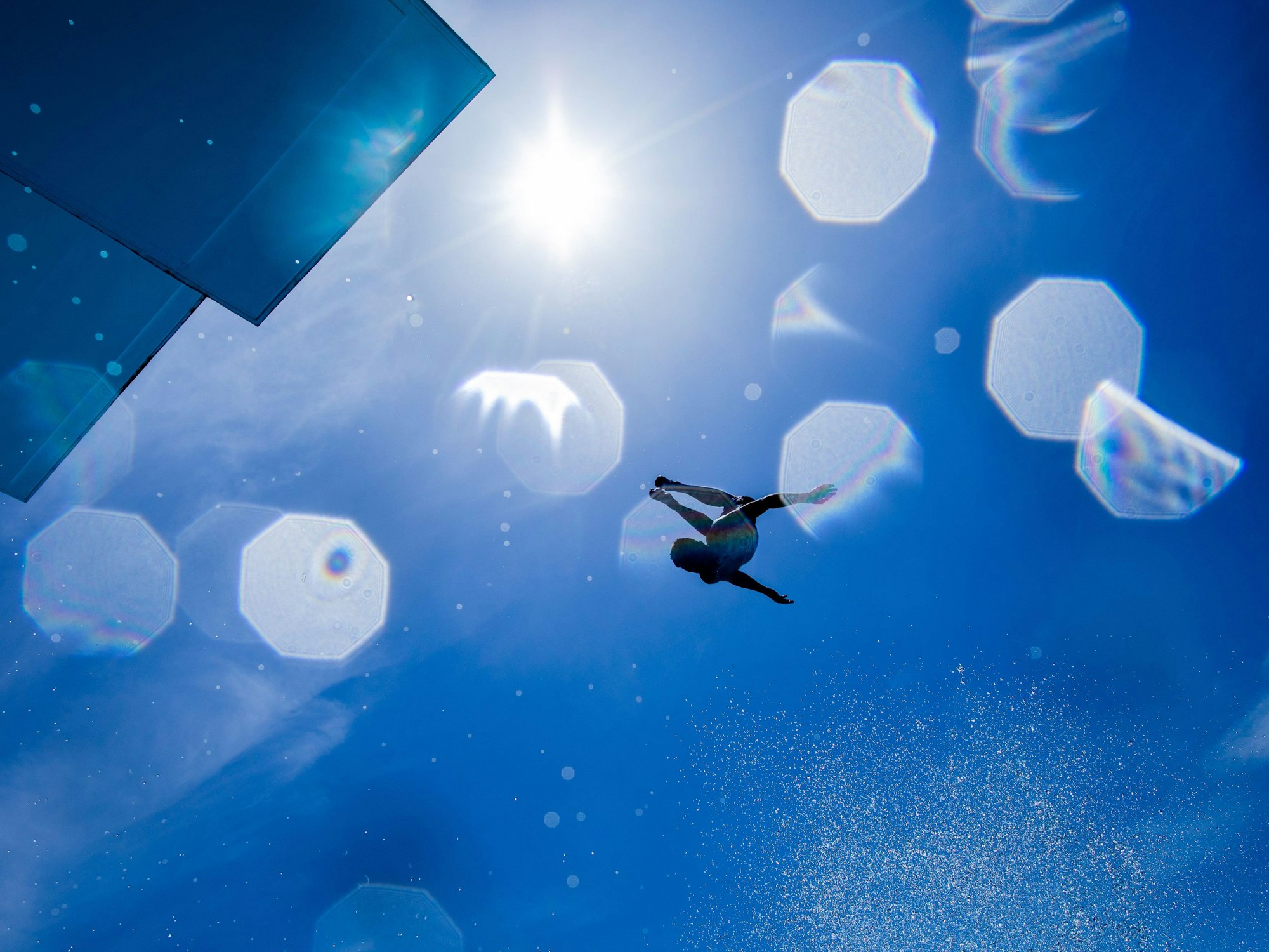 Nach einem Sprung vom Zehnmeterbrett kommt für einen jungen Mann jede Hilfe zu spät (Symbolbild).