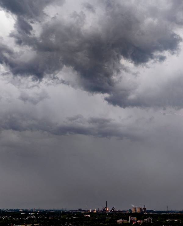 Ein Gewitter mit Blitzen und dunklen Wolken zieht am 13. August über Duisburg auf (Aufnahme mit Drohne).