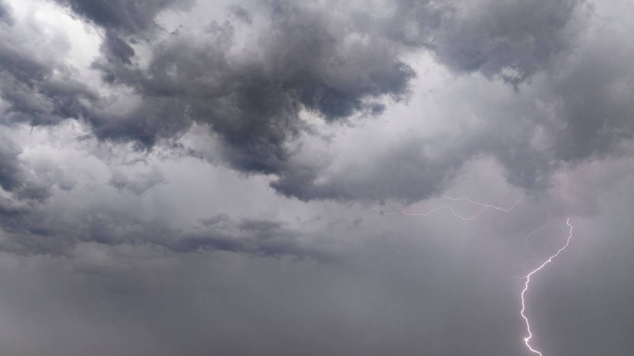 Ein Gewitter mit Blitzen und dunklen Wolken zieht am 13. August über Duisburg auf (Aufnahme mit Drohne).