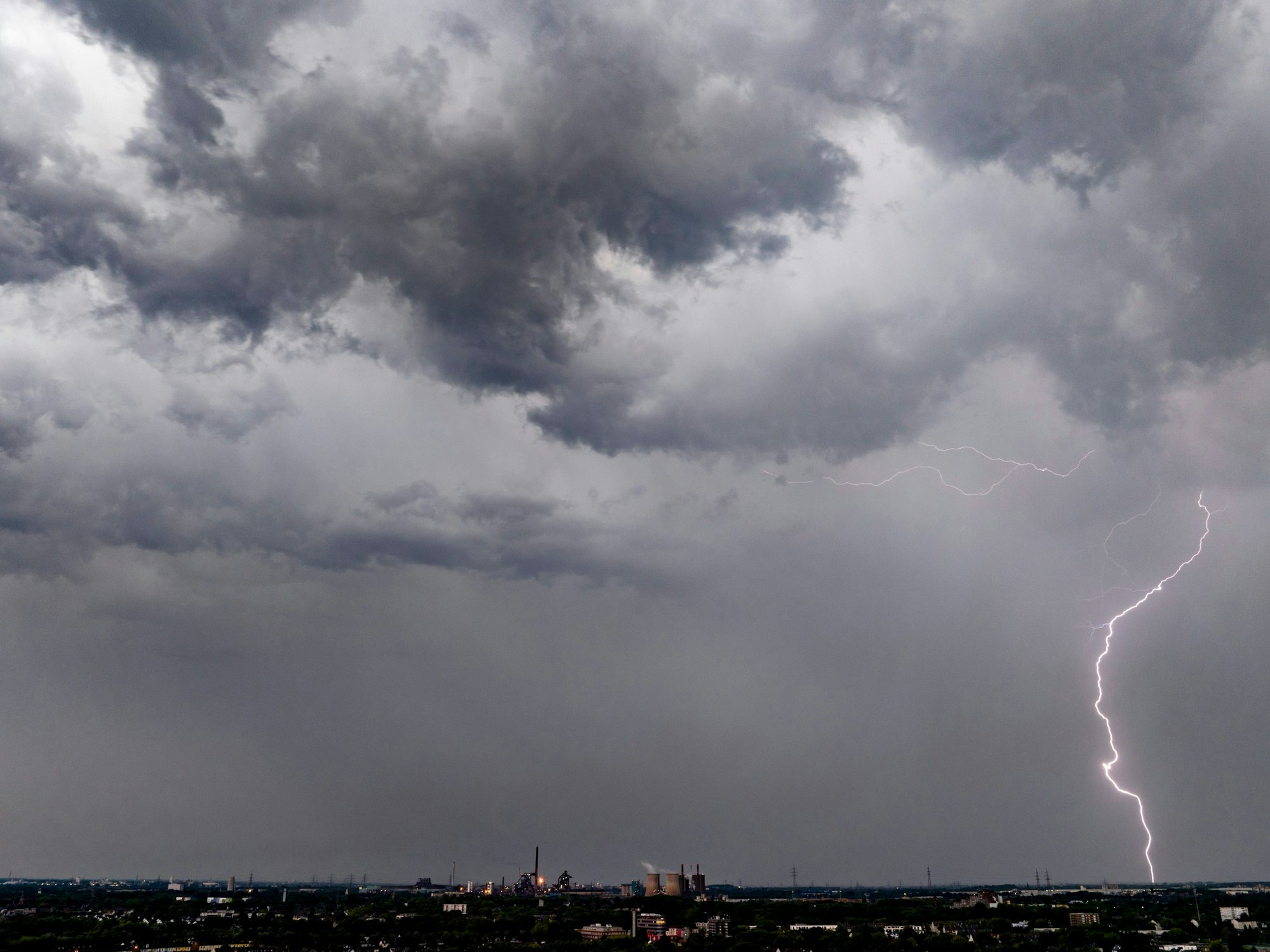 Ein Gewitter mit Blitzen und dunklen Wolken zieht am 13. August über Duisburg auf (Aufnahme mit Drohne).